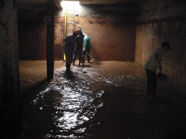 การประปาส่วนภูมิภาคสาขาจันทบุรี ล้างถังน้ำใสที่สถานีจ่ายน้ำบางกระไชย