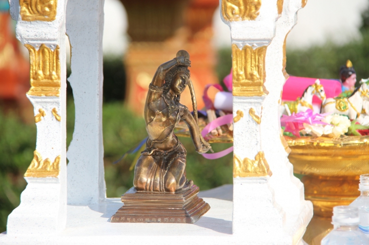 กปภ.สาขาเชียงคาน ทำพิธีตั้งศาลพระแม่ธรณี หวังเป็นสัญลักษณ์และเตือนใจแก่เจ้าหน้าที่พนักงานในการปฏิบัติตามหน้าที่