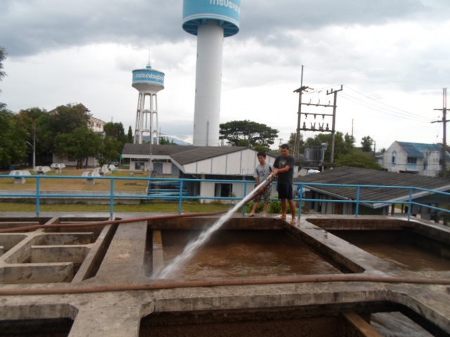 นายวิพล ติดเีทียน หัวหน้างานงานผลิต กปภ.สาขาแม่สอด นำทีมพนักงานและเจ้าหน้าที่ล้างถังตกตะกอน
