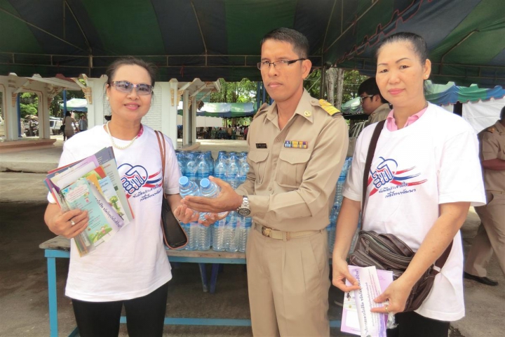 กปภ.สาขาท่ามะกา ออกหน่วยเคลื่อนที่แจกน้ำดื่มให้ประชาชนในงาน "คืนความสุขให้คนไทย"