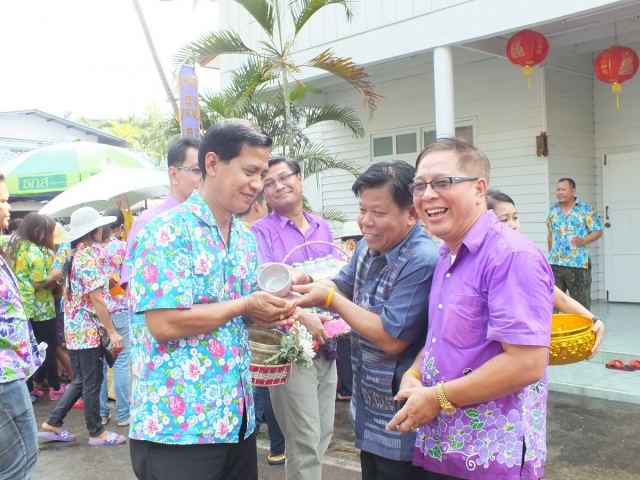 การประปาส่วนภูมิภาคสาขาแม่สอด นำโดย นายชูศักดิ์ เลื่อมนรินทร์ ผู้จัดการ และพนักงาน ร่วมงานพิธีสรงน้ำพระและรดน้ำดำหัวนายอำเภอแม่สอด งานปี๋ใหม่เมือง เมื่อวันศุกร์ที่ 22 เมษายน 2559 ณ บ้านพักนายอำเภอแม่สอด