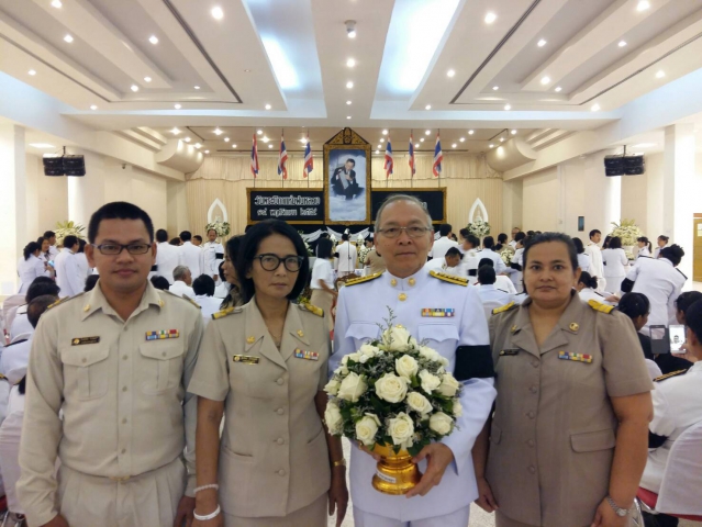 กปภ.สาขาสงขลา ร่วมพิธีวางพานพุ่มดอกไม้สดแด่พระบาทสมเด็จพระปรมินทรมหาภูมิพลอดุลยเดช เนื่องใน "วันพระบิดาแห่งฝนหลวง"