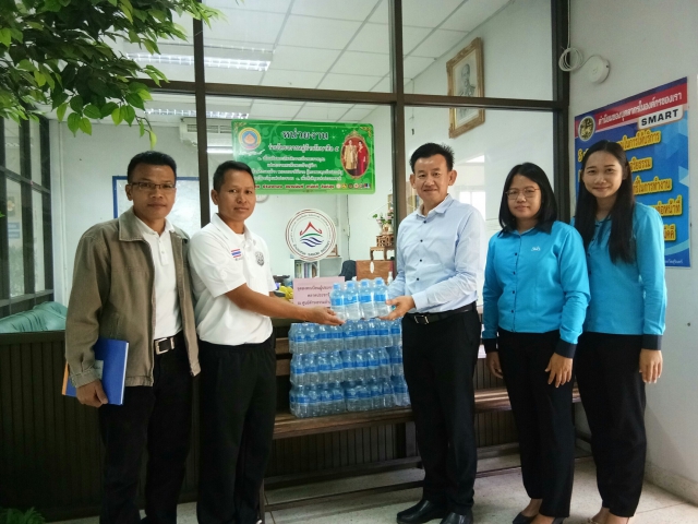 กปภ.สาขารัตนบุรี มอบน้ำดื่ม ตราสัญลักษณ์ กปภ. และ ร่วมพิธีเปิด ตลาดประชารัฐฮักสนม