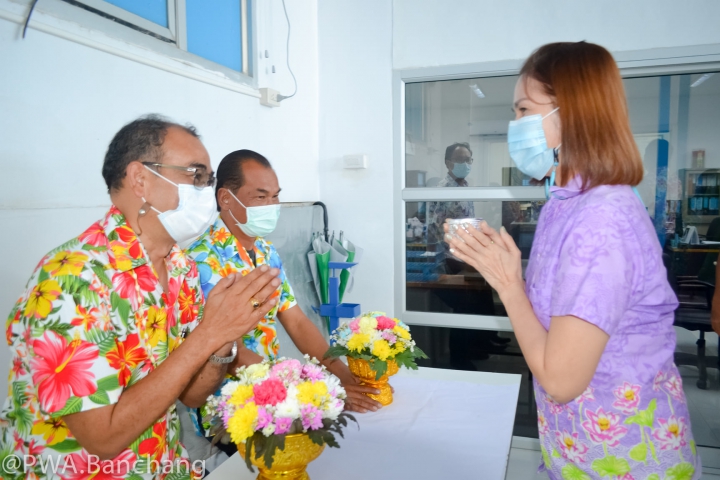 สาขาบ้านฉาง จัดกิจกรรม "ริน รด สรง ปีใหม่ไทย สวมหน้ากาก ไม่สาดน้ำ"