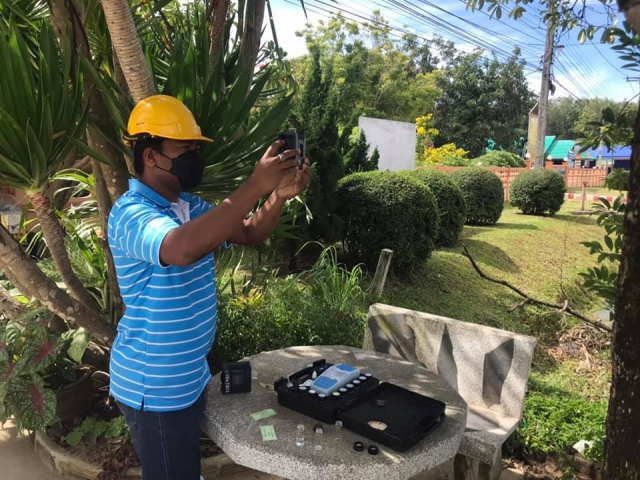 การประปาส่วนภูมิภาคสาขากาญจนดิษฐ์ จัดทีมลงพื้นที่ตรวจวัดคุณภาพน้ำ ณ บ้านลูกค้า ม.9 ต.ปากแพรก อ.ดอนสัก จ.สุราษฎร์ธานี ในวันอังคารที่ 21 กันยายน พ.ศ.2564 ผลการตรวจสอบพบว่า น้ำประปาผ่านเกณฑ์คุณภาพของ ของ กปภ และกรมอนามัยกำหนด ทั้งนี้ เพื่อสร้างความมั่นใจให้กับลูกค้าของ กปภ. พร้อมทั้งเจ้าหน้าที่ได้ให้คำแนะนำเกี่ยวกับการดูแลรักษาระบบประปาภายในบ้านเบื้องต้นต่อไป