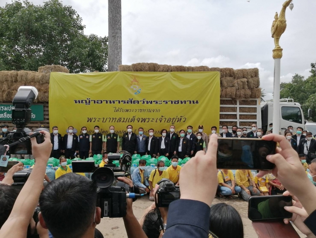 เมื่อวันที่ 26 ก.ย.64  กปภ.สาขาสุโขทัยและกปภ.สาขาศรีสำโรง ร่วมมอบน้ำดื่มบรรจุดขวดตราสัญลักษณ์กปภ.ให้ประชาชนร่วมงาน ณ วัดบ้านซ่าน ตำบลบ้านซ่าน อำเภอศรีสำโรง จังหวัดสุโขทัย โดยพลเอกประยุทธ์ จันทร์โอชา นายกรัฐมนตรี  รับฟังปัญหาความเดือดร้อนของประชาชน และสถานการณ์น้ำท่วมในพื้นที่ ตลอดจนเร่งแก้ไขและช่วยเหลือประชาชนที่ประสบกับปัญหาน้ำท่วมในเบื้องต้น