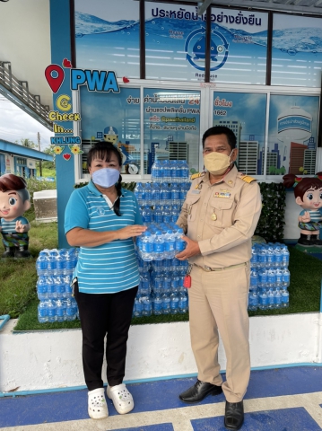 กปภ.สาขาขลุง มอบน้ำดื่มบรรจุขวดตราสัญลักษณ์ กปภ.