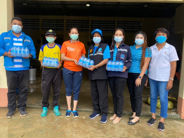 การประปาส่วนภูมิภาคสาขาไชยา นำน้ำดื่มบรรจุขวดตราสัญลักษณ์ กปภ. มอบให้เทศบาลตำบลท่าชนะ จำนวน 500 ขวด ณ ศาลาอเนกประสงค์เทศบาลตำบลท่าชนะ อ.ท่าชนะ จ.สุราษฎร์ธานี