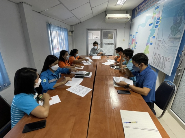 วันพฤหัสบดีที่ 25 พฤศจิกายน 2564 การประปาส่วนภูมิภาคสาขากาญจนดิษฐ์ โดยผู้จัดการสุรพงศ์ สมหวังพร้อมหัวหน้างานและพนักงานในสังกัดงานละ 1 คนร่วมประชุมติดตาม ผลการดำเนินงานช่วงเดือนตุลาคมที่ ผ่านมาโดยการดำเนินการยึดกรอบเป้า ปี 2565 ที่ทาง กปภ.กำหนดให้ซึ่งยังมีบางหัวขัอที่ผลการดำเนินการยังไม่เข้าเป้า ที่ กปภ.กำหนด การประชุมจึงเป็นการนำเสนอแนวทางเพื่อปรับปรุงการทำงานและแก้ไขปัญหาอุปสรรคที่เกิดขึ้น เพื่อให้ได้ผลการปฎิบัติงานตามเป้าที่ กปภ.กำหนดต่อไปในไตรมาส 1/2565 ต่อไปและรักษาสภาพผลการปฎิบัติงานให้ได้ตามเป้าที่กำหนดตลอดไป