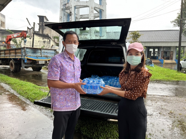 การประปาส่วนภูมิภาคสาขาชุมพร มอบน้ำดื่มบรรจุขวดตราสัญลักษณ์ กปภ.เนื่องในกิจกรรมวันพ่อแห่งชาติ