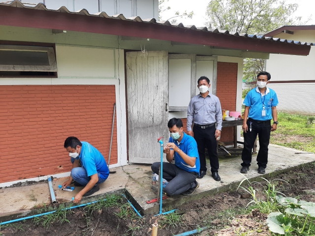 การประปาส่วนภูมิภาคสาขาปราณบุรี ตรวจสอบระบบประปาภายในและ"บริการซ่อมฟรี ไม่คิดค่าแรง" ให้ผู้ใช้น้ำ ตามโครงการ กปภ.อาสาดูแลประปาเพื่อปวงชน ของขวัญปีใหม่ 2565
