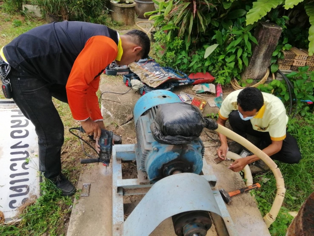 วันจันทร์ที่ 8 สิงหาคม 2565 การประปาส่วนภูมิภาคสาขากาญจนดิษฐ์ ภายใต้การบริหารของนายสุรพงศ์ สมหวัง ผู้จัดการการประปาส่วนภูมิภาคสาขากาญจนดิษฐ์ มอบหมายนายอัครเดช เพ็ชรโชติ หัวหน้างาน 8 งานผลิตพร้อม พนักงานในสังกัดงานผลิต เข้าดำเนินการปรับปรุงแท่นปั๊มสูบน้ำแรงต่ำ​ครองกะแดะ เพื่อเสริมความแข็งแรงของแท่นที่ชำรุด​ เพื่อลดอาการสั่นของมอเตอร์และปั๊มสูบน้ำเพื่อยืดอายุการใช้งาน