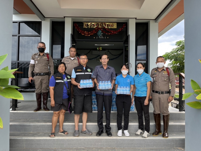 กปภ.สาขาหล่มสัก มอบน้ำดื่ม ตราสัญลักษณ์ กปภ.ให้กับประชาชนที่ประสบอุทุกภัย