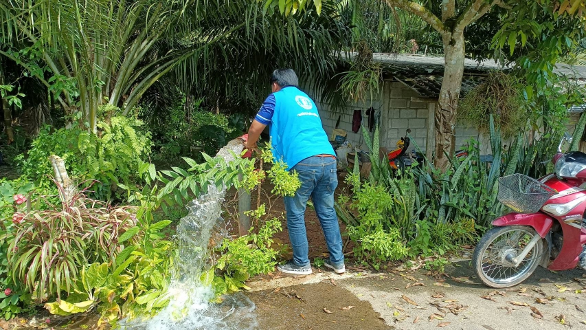 การประปาส่วนภูมิภาคสาขาคลองท่อมเปิดล้างตะกอนระบายในเส้นท่อจ่ายน้ำ (Blow off)