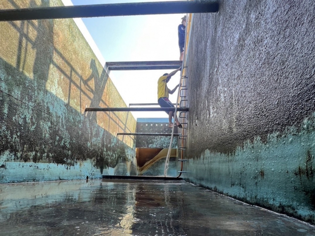 กปภ.สาขาสมุทรสงคราม ล้างถังตกตะกอน สถานีผลิตน้ำวัดเกตการาม (Mobile​ Plant) ตามแผนล้างถังตกตะกอน