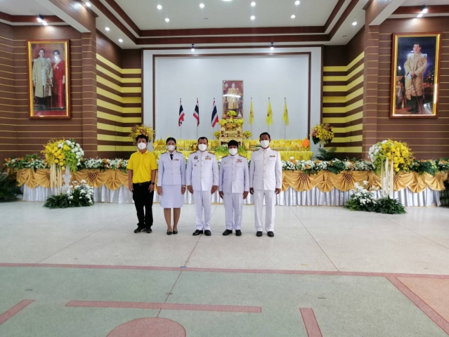 การประปาส่วนภูมิภาคสาขาท่าแซะ ร่วมพิธีถวายพานพุ่มดอกไม้และถวายบังคม เนื่องในวันคล้ายวันพระบรมราชสมภพของ พระบาทสมเด็จพระบรมชนกาธิเบศร มหาภูมิพลอดุลยเดชมหาราช บรมนาถบพิตร