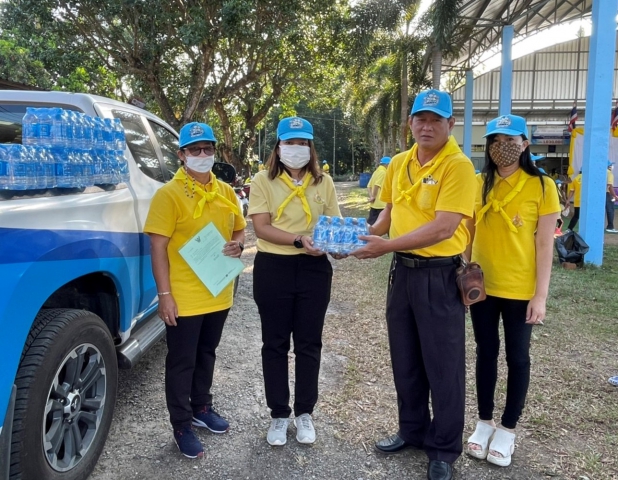 กปภ.สาขาขลุง มอบน้ำดื่มบรรจุขวดตราสัญลักษณ์ กปภ. ในกิจกรรม วันดินโลก(World Soil Day) ปี 2565