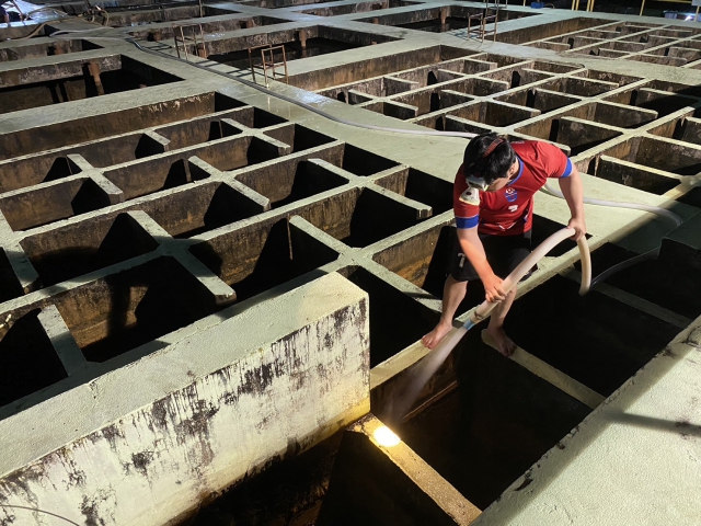 กปภ.สาขาระนอง ดำเนินการตามแผน ล้างถังตกตะกอนโรงกรองน้ำหาดส้มแป้น