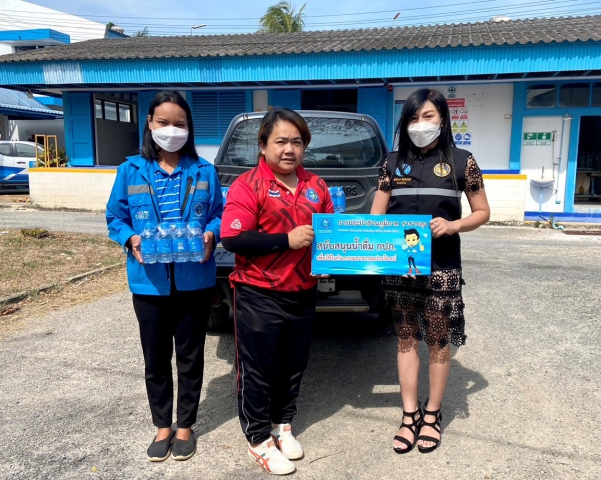 กปภ.สาขาขลุง มอบน้ำดื่มบรรจุขวดตราสัญลักษณ์ กปภ. ให้แก่ อบต.วังสรรพรส