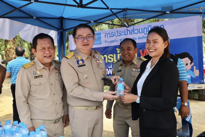 กปภ.ข.4 ร่วมออกบูธบริการน้ำดื่มบรรจุขวดตราสัญลักษณ์ กปภ. แก่ เจ้าหน้าที่ ประชาชน และผู้มาร่วมให้การต้อนรับ พลเอก ประวิตร วงษ์สุวรรณ รองนายกรัฐมนตรี พร้อมคณะ