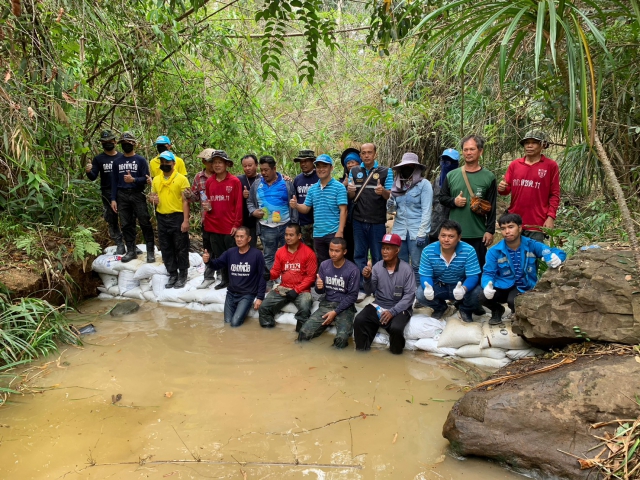 การประปาส่วนภูมิภาคสาขาตราด ร่วมกับ กลุ่มป่าลายพราง ตำบลแหลมกลัด กปภ.สาขาคลองใหญ่ และชุมชนในพื้นที่ ร่วมกิจกรรมสร้างฝายชะลอน้ำ ในพื้นที่ หมู่. 8 บ้านท่าเส้น