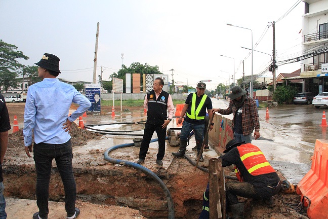 ผอ.กปภ.ข.6 ลงพื้นที่แก้ไขสถานการณ์น้ำไม่ไหลในพื้นที่ขอนแก่น หลังประสบปัญหาน้ำไม่ไหลในพื้นที่สูงติดต่อกันหลายวัน