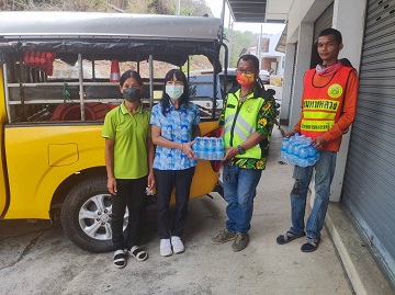 การประปาส่วนภูมิภาคสาขาพยุหะคีรี สนับสนุนน้ำดื่มบรรจุขวดให้แก่ หมวดทางหลวงพยุหะคีรี