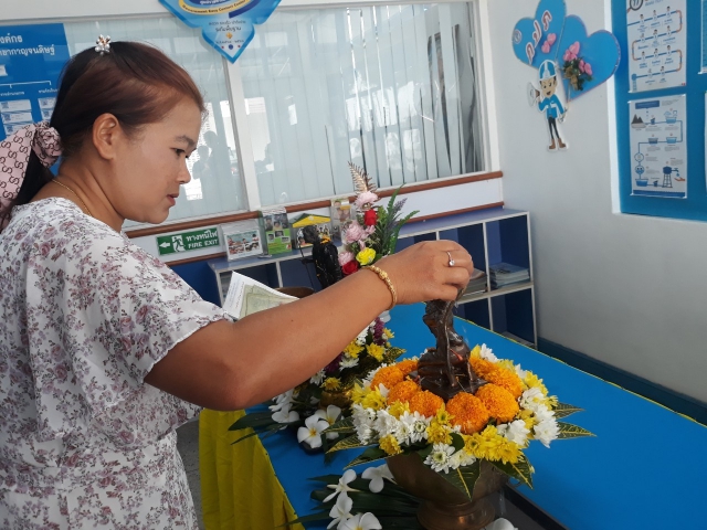 กปภ.สาขากาญจนดิษฐ์ จัดกิจกรรมสรงน้ำพระและพระแม่ธรณีพร้อมรดน้ำดำหัวผู้ใหญ่ สืบสานประเพณีวันสงกรานต์ 2566 สำหรับลูกค้าผู้ใช้น้ำที่มาใช้บริการ ณ สำนักงาน การประปาส่วนภูมิภาคสาขากาญจนดิษฐ์