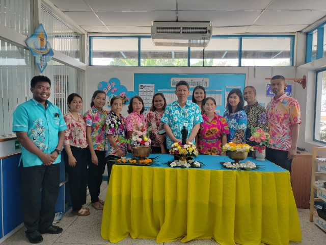 กปภ.สาขากาญจนดิษฐ์ จัดกิจกรรมสรงน้ำพระและพระแม่ธรณีพร้อมรดน้ำดำหัวผู้ใหญ่ สืบสานประเพณีวันสงกรานต์ 2566