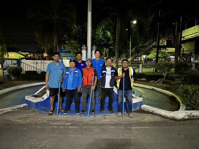 กปภ.สาขากระบี่ ดำเนินงานตามแผนบริหารจัดการน้ำสูญเสียเชิงรุก เดินหน้าลงพื้นที่ DM06-02 ถนนอุตรกิจ ตำบลปากน้ำ อำเภอเมือง จังหวัดกระบี่ เดินเท้าหาท่อแตกรั่ว พร้อมซ่อมปิดจุด เพื่อลดการเกิดน้ำสูญเสีย