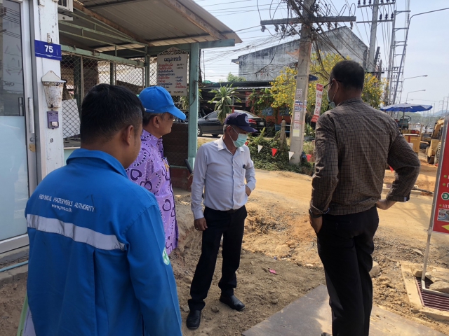 กปภ.สาขาภูเก็ต ร่วมกับเจ้าหน้าที่แขวงทางหลวงภูเก็ต ตรวจสอบแนวท่อในพื้นที่ก่อสร้างงานขยายผิวจราจรถนนทางหลวงหมายเลข 4023 ตอน เมืองภูเก็ต-แหลมพันวา