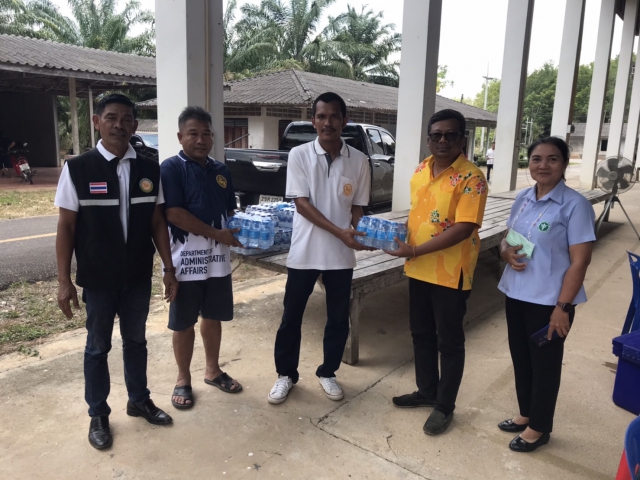 บริการน้ำดื่มตราสัญลักษณ์กปภ. เพื่อใช้สำหรับบริการประชาชน แก่สำนักงานสาธรณสุขอำเภอบ้านตาขุน ในการปฏิบัติงานหน่วยแพทย์เคลื่อนที่ พอ.สว.