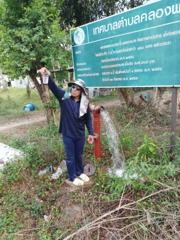 การประปาส่วนภูมิภาคสาขาคลองท่อมดำเนินการเปิดล้างตะกอนระบายในเส้นท่อจ่ายน้ำ (Blow off) ผ่านหัวดับเพลิง โดยลงพื้นที่บริเวณพื้นที่ตำบลคลองพน อำเภอคลองท่อม จังหวัดกระบี่