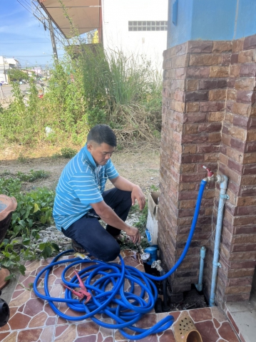 การประปาส่วนภูมิภาคสาขาท่าแซะ ดำเนินการตามแผนงานบริการและควบคุมน้ำสูญเสีย โดยตรวจสอบแรงดันน้ำ ในพื้นที่ชุมชนบ้านเนินสันติ ตำบลท่าแซะ อำเภอท่าแซะ จังหวัดชุมพร