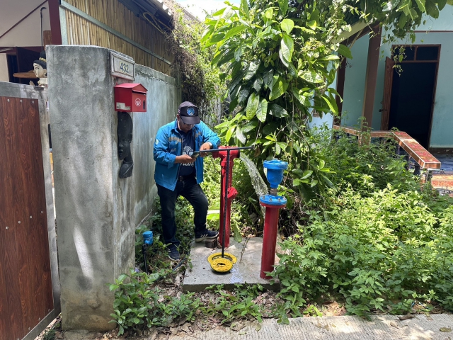 การประปาส่วนภูมิภาคสาขากระบี่ ดำเนินการตามแผนงานบริการและควบคุมน้ำสูญเสีย โบล์วน้ำเพื่อระบายตะกอนในเส้นท่อ บริเวณบ้านอ่าวเสี้ยว หมู่ที่ 2 ตำบลหนองทะเล อำเภอเมืองกระบี่ จังหวัดกระบี่