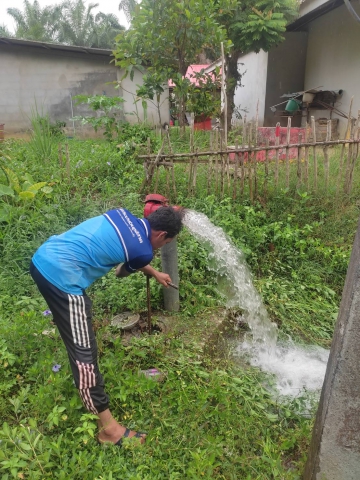 การประปาส่วนภูมิภาคสาขาคลองท่อมดำเนินการเปิดล้างตะกอนระบายในเส้นท่อจ่ายน้ำ (Blow off) ผ่านหัวดับเพลิง โดยลงพื้นที่บริเวณพื้นที่ตำบลลำทับ อำเภอลำทับ จังหวัดกระบี่