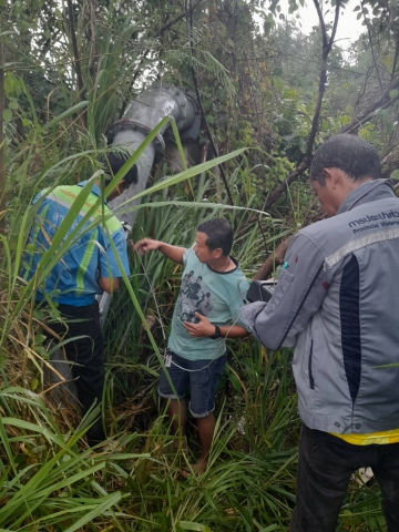 การประปาส่วนภูมิภาคสาขากาญจนดิษฐ์ ติดตามแก้ปัญหาน้ำไม่ไหลหรือไหลอ่อนพื้นที่ โซนสูงอำเภอดอนสัก   วันพุธที่ 31 พฤษภาคม 2566 การประปาส่วนภูมิภาคสาขากาญจนดิษฐ์ โดยนายสุรพงศ์ สมหวัง ผู้จัดการการประปาส่วนภูมิภาคสาขากาญจนดิษฐ์ มอบหมายหัวหน้างาน พนักงานและลูกจ้างในสังกัด ร่วมกับงานควบคุมน้ำสูญเสีย กองระบบจำหน่าย กปภ.เขต 4  ดำเนินการตรวจวัดอัตราการไหลของน้ำในเส้นท่อส่งน้ำเพื่อนำมาวิเคราะห์วางแผนการหาน้ำสูญเสียในพื้นที่บริการ ของ กปภ.สาขากาญ๗นดิษฐ์ เพื่อลดน้ำสูญเสียและเพิ่มแรงดันในเส้นท่อต่อไป