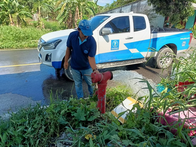 การประปาส่วนภูมิภาคสาขาคลองท่อมดำเนินการเปิดล้างตะกอนระบายในเส้นท่อจ่ายน้ำ (Blow off) ผ่านหัวดับเพลิง โดยลงพื้นที่บริเวณพื้นที่ตำบลลำทับ อำเภอลำทับจังหวัดกระบี่