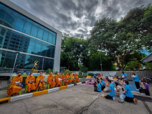 กปภ.สาขารังสิต(พ) ร่วมทำบุญตักบาตรช้าวสารอาหารแห้ง เนื่องในโอกาสฉลองพระชนมายุ 8 รอบ สมเด็จพระสังฆราชฯ