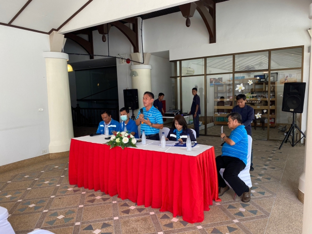 กปภ.สาขาปราณบุรี ลงพื้นที่พบปะลูกค้า แก้ไขปัญหาข้อร้องเรียน พร้อมรับฟังปัญหานำมาจัดเตรียมแผนรองรับต่อไป ตามโครงการเติมใจให้กัน  ณ หมู่บ้านปาล์มฮิลส์ อำเภอชะอำ จังหวัดเพชรบุรี