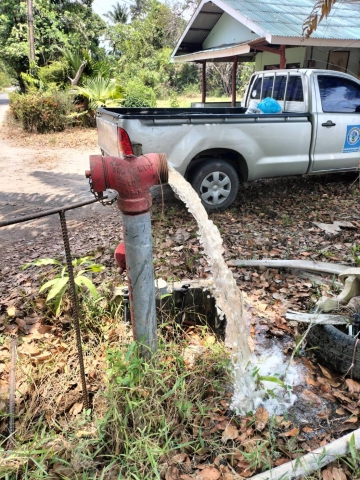การประปาส่วนภูมิภาค สาขากาญจนดิษฐ์ ลงพื้นที่ ทำความสะอาด ระบายตะกอนในเส้นท่อจ่ายน้ำ ผ่านหัวดับเพลิงและท่อหน้ามาตรประจำเดือน มิถุนายน 2566
