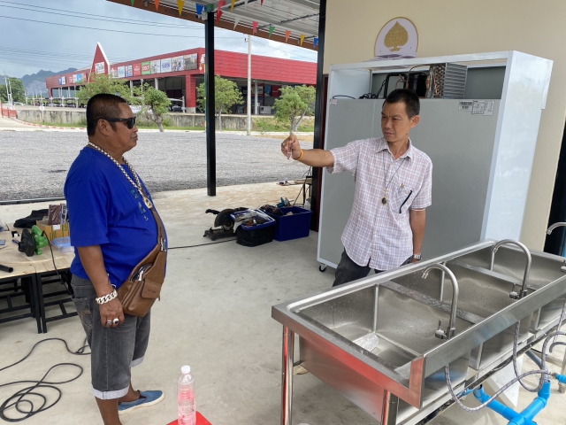 กปภ.สาขากาญจนบุรี ออกพื้นที่ตรวจสอบคุณภาพน้ำประปา ตรวจวัดค่าคลอรีน ค่าความขุ่นในน้ำประปา