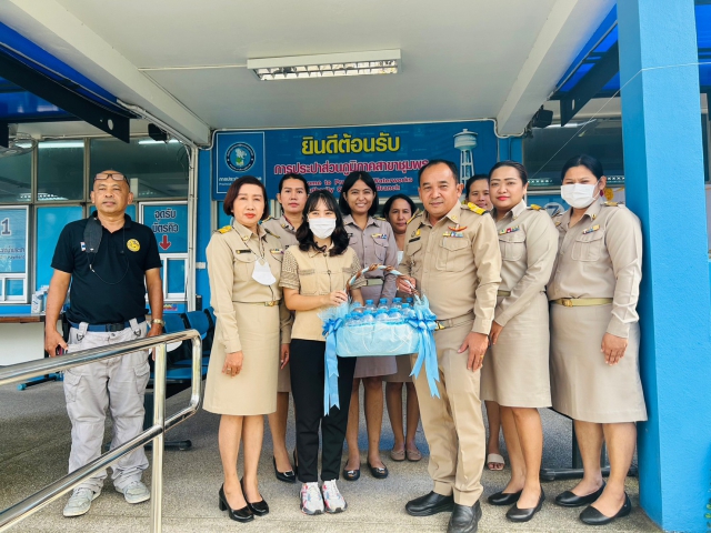 การประปาส่วนภูมิภาคสาขาชุมพร ร่วมสนับสนุนน้ำดื่มบรรจุขวดตราสัญลักษณ์ กปภ.จำนวน 200 ขวดเพื่อใช้ในกิจกรรมจิตอาสาณ ศูนย์พักพิงร่วมใจอุ่นไอรัก ตำบลปากน้ำ อำเภอเมืองชุมพร จังหว้ัดชุมพร