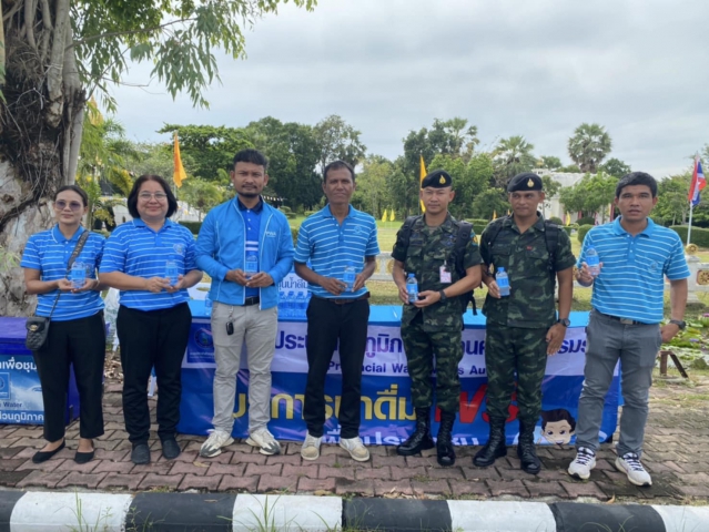 กปภ.สาขานครศรีธรรมราช แจกน้ำดื่มบรรจุขวดตราสัญลักษณ์ กปภ. แก่ผู้มาร่วมพิธีปลูก "พระศรีมหาโพธิทศมราชบพิตร"
