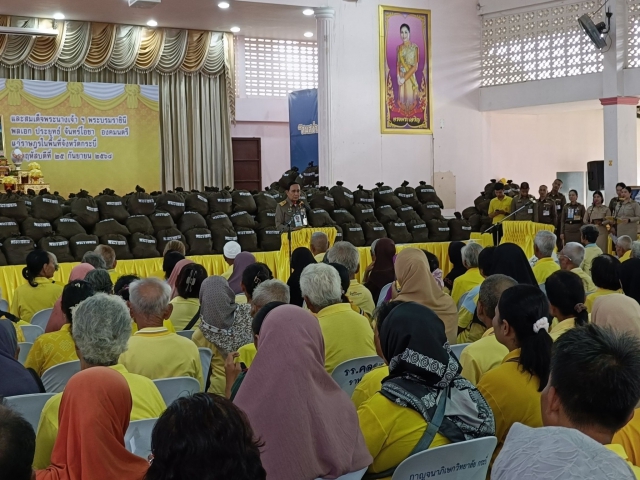 การประปาส่วนภูมิภาคสาขาคลองท่อมอบน้ำดื่มบรรจุขวดตราสัญลักษณ์ กปภ. จำนวน 1,400 ขวด ประจำจุดบริการน้ำดื่มเพื่อบริการประชาชนที่เข้าร่วมโครงการสืบสานพระราชปณิธาน ให้ความรู้ประชาชนและเยาวชน พร้อมออกหน่วยให้บริการประชาชาชน ณ โรงเรียนคลองท่อมราษฎร์รังสรรค์ อำเภอคลองท่อม จังหวัดกระบี่