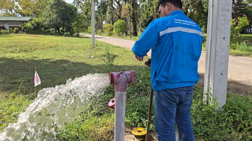การประปาส่วนภูมิภาคสาขาบางสะพาน ลงพื้นที่ดำเนินการโบล์วระบายตะกอนในเส้นท่อ ในบริเวณพื้นที่ตำบลพงศ์ประศาสน์ จังหวัดประจวบคีรีขันธ์