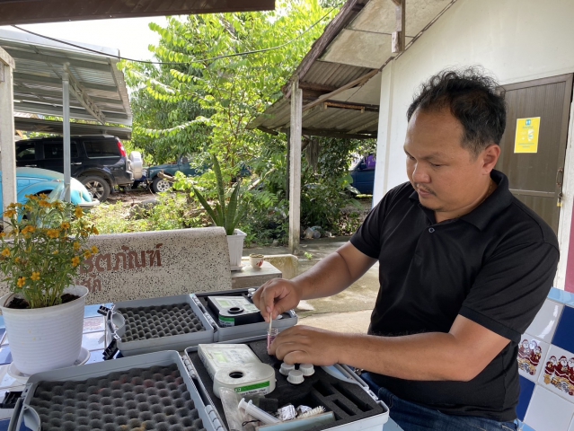 กปภ.สาขาขนอม ดำเนินการตรวจสอบคุณภาพน้ำประปา ณ ป้อมตำรวจสี่แยกครูประวิง และบ้านผู้ใช้น้ำบ้านเลขที่ 34/7 ม.3 ต.ขนอม ต.ขนอม อ.ขนอม จ.นครศรีธรรมราช