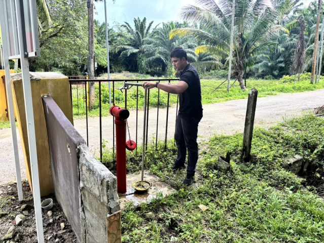 กปภ.สาขาขนอม ลงพื้นที่ ดำเนินการเปิดล้างตะกอนระบายในเส้นท่อจ่ายน้ำ (Blow off) ผ่านหัวดับเพลิง บริเวณซอยวัดพุทธบูรณะ ม.9 ขนอม ต.ขนอม จ.นครศรีธรรมราช