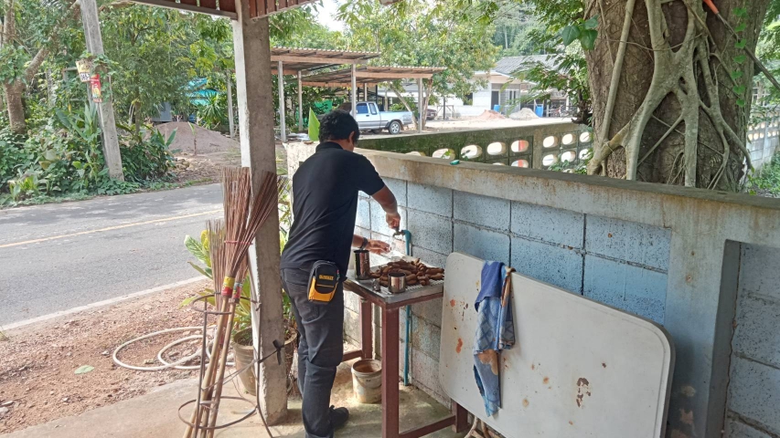 กปภ.สาขากาญจนดิษฐ์ ลงพื้นที่สุ่มน้ำประปา บริเวณโรงเรียนบ้านน้ำฉา ม.5 ต.ดอนสัก อ.ดอนสัก จังหวัดสุราษฎร์ธานี พื้นที่สถานีผลิตน้ำบ้านน้ำฉา โดยเก็บตัวอย่างน้ำจากก๊อกน้ำที่บ้านของผู้ใช้น้ำไปตรวจสอบคุณภาพน้ำ