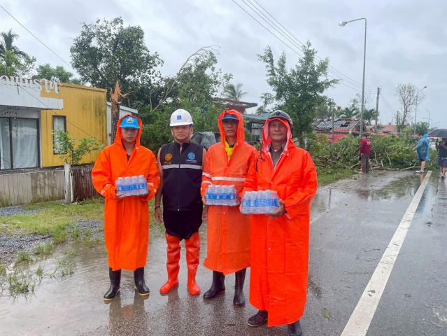 การประปาส่วนภูมิภาคสาขาระโนด  สนับสนุนน้ำดื่มบรรจุขวดตราสัญลักษณ์ กปภ. แก่ผู้ประสบภัยพายุหมุนและอุทกภัย ในพื้นที่อำเภอระโนด จังหวัดสงขลา